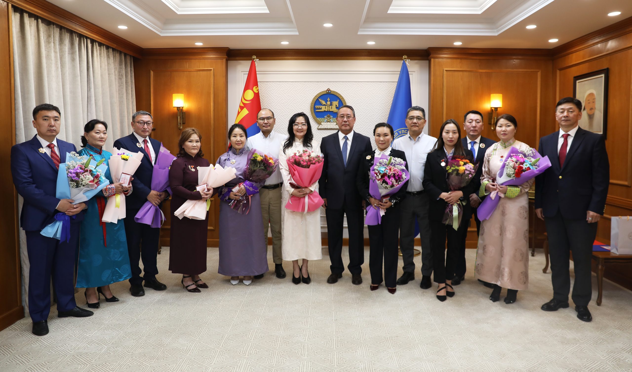Read more about the article Төрийн дээд одон, медалиар шагнуулсныг гардууллаа