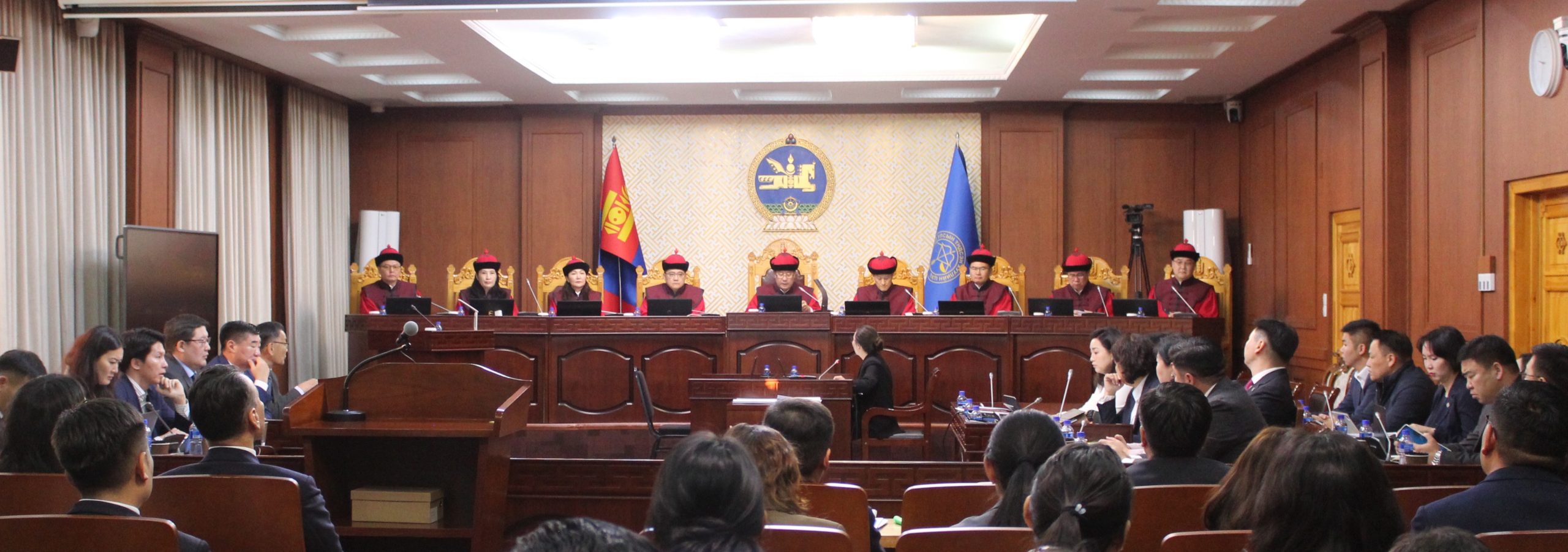 Read more about the article Үндсэн хуулийн цэцийн их суудлын хуралдаан болов