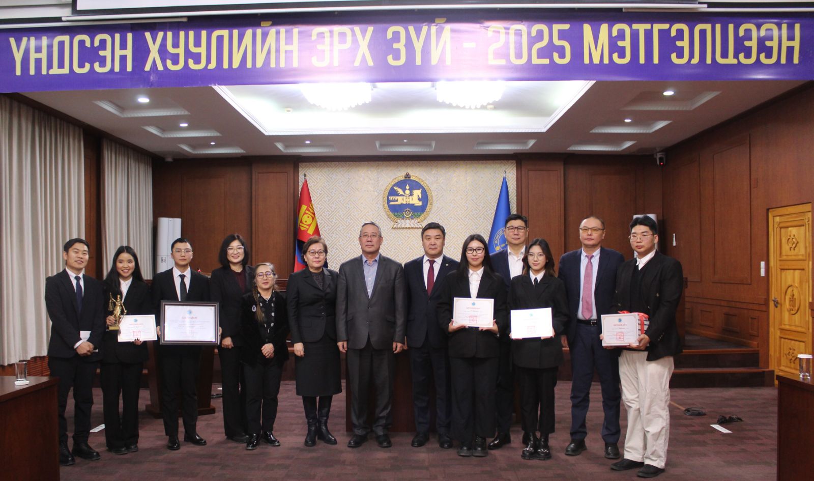 Read more about the article Үндсэн хуулийн эрх зүйн мэтгэлцээний шилдгүүд тодорлоо