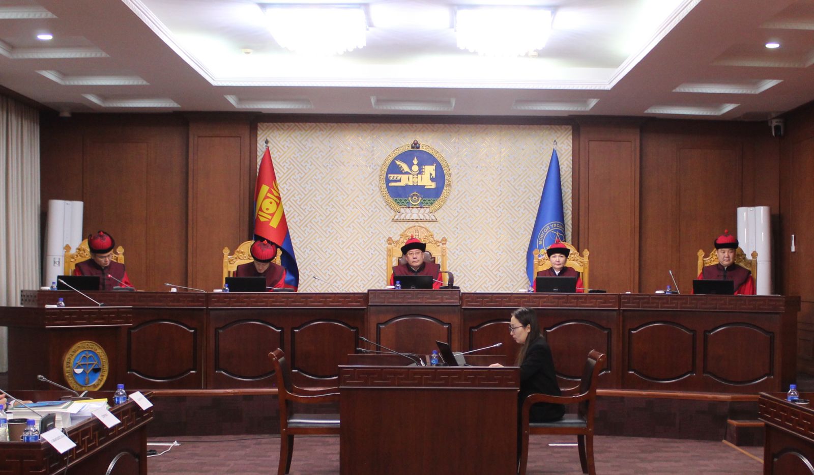 Read more about the article Үндсэн хуулийн цэцийн дунд суудлын хуралдаан боллоо