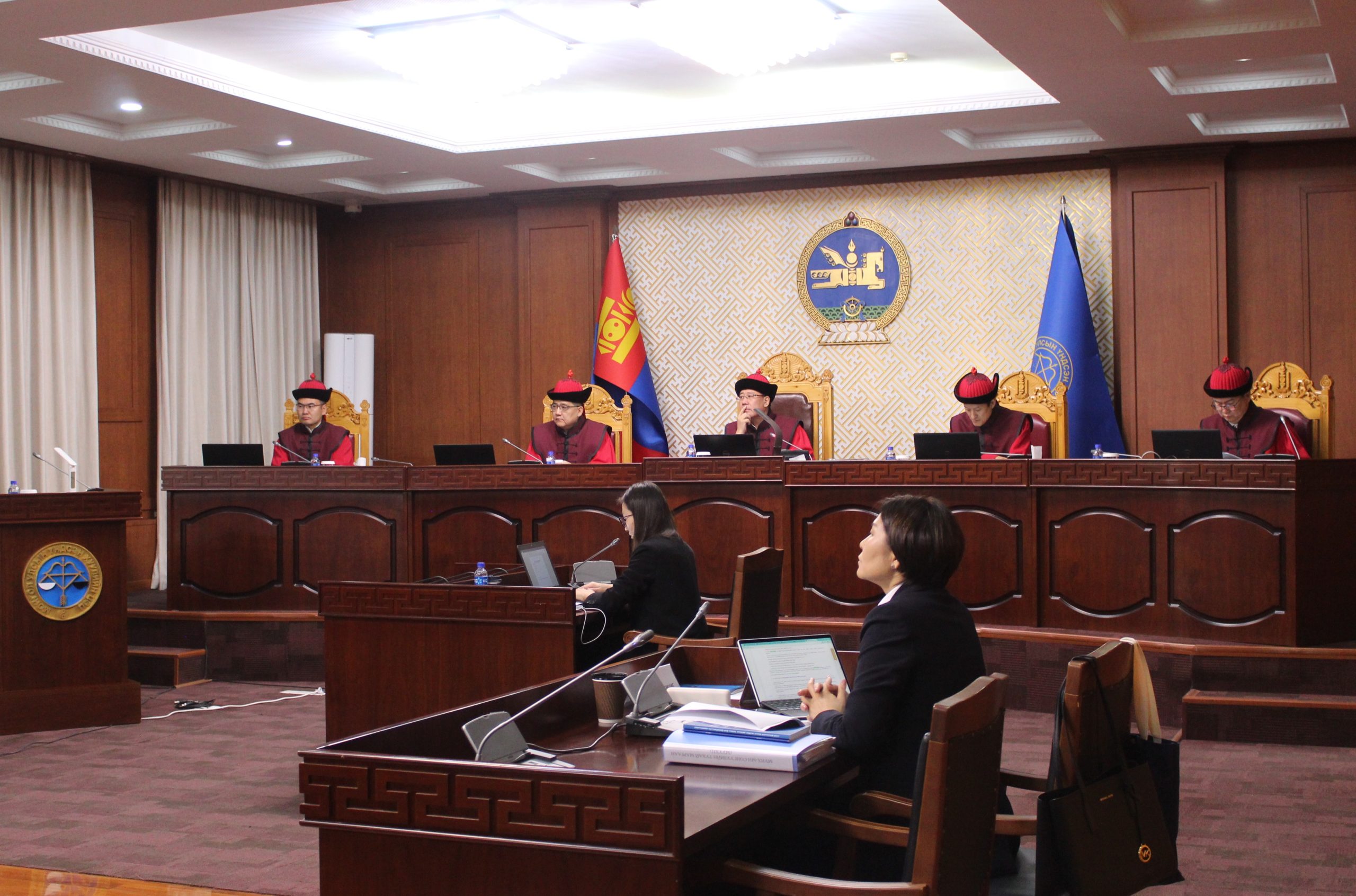 Read more about the article Үндсэн хуулийн цэцийн дунд суудлын хуралдаан боллоо