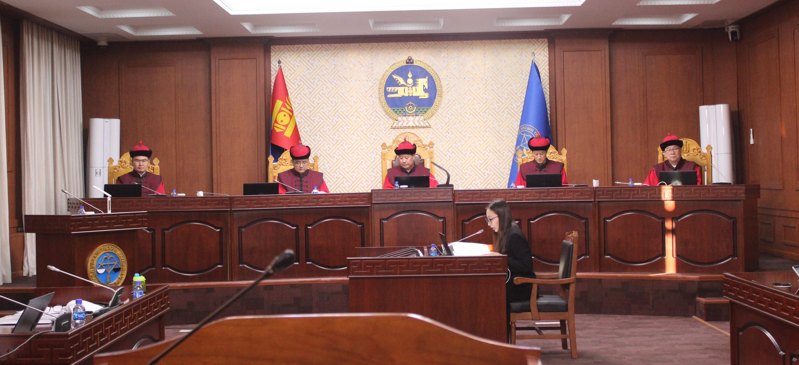 Read more about the article Үндсэн хуулийн цэцийн дунд суудлын хуралдаан боллоо