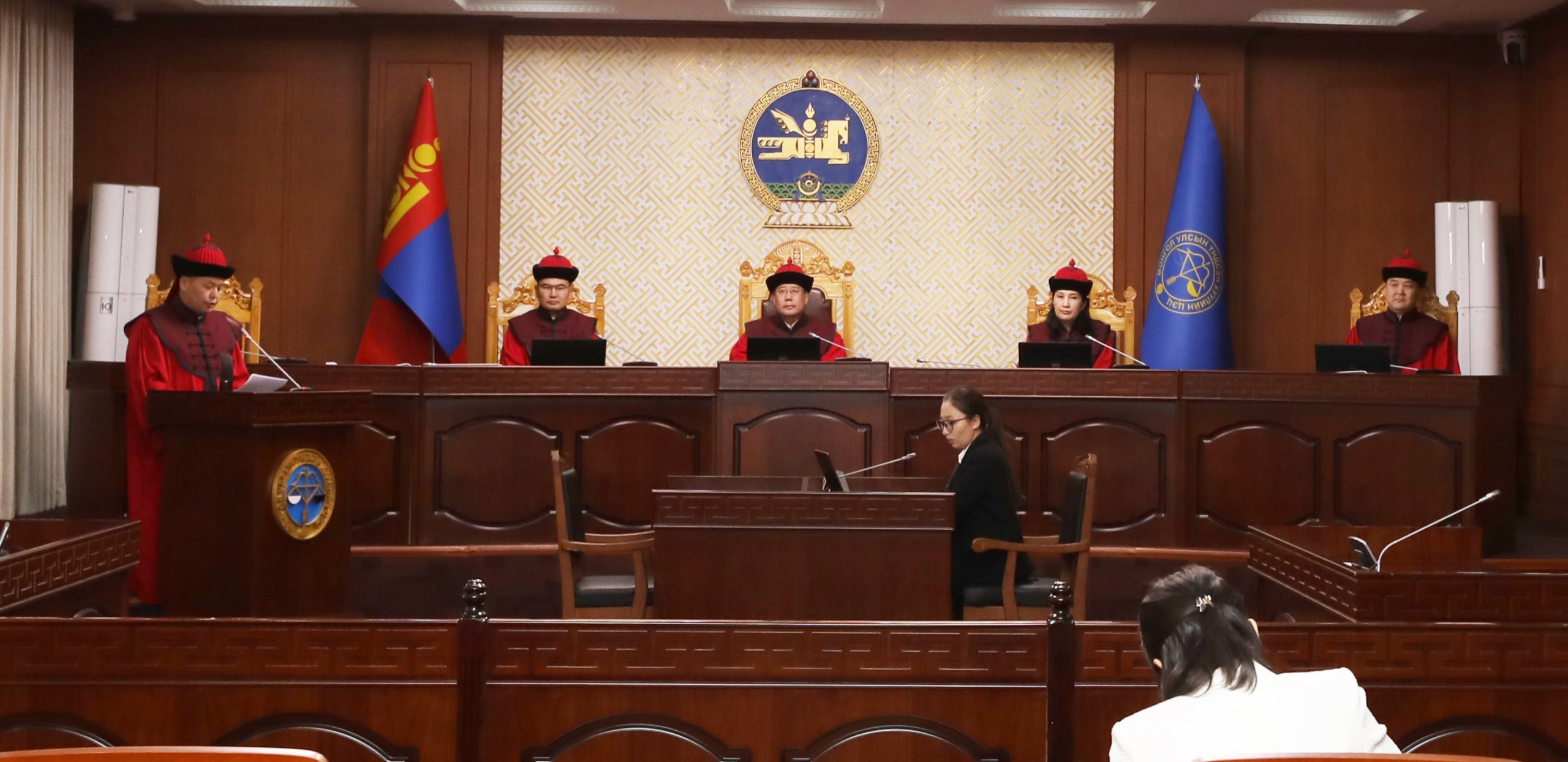 Read more about the article Үндсэн хуулийн цэцийн дунд суудлын хуралдаан болов