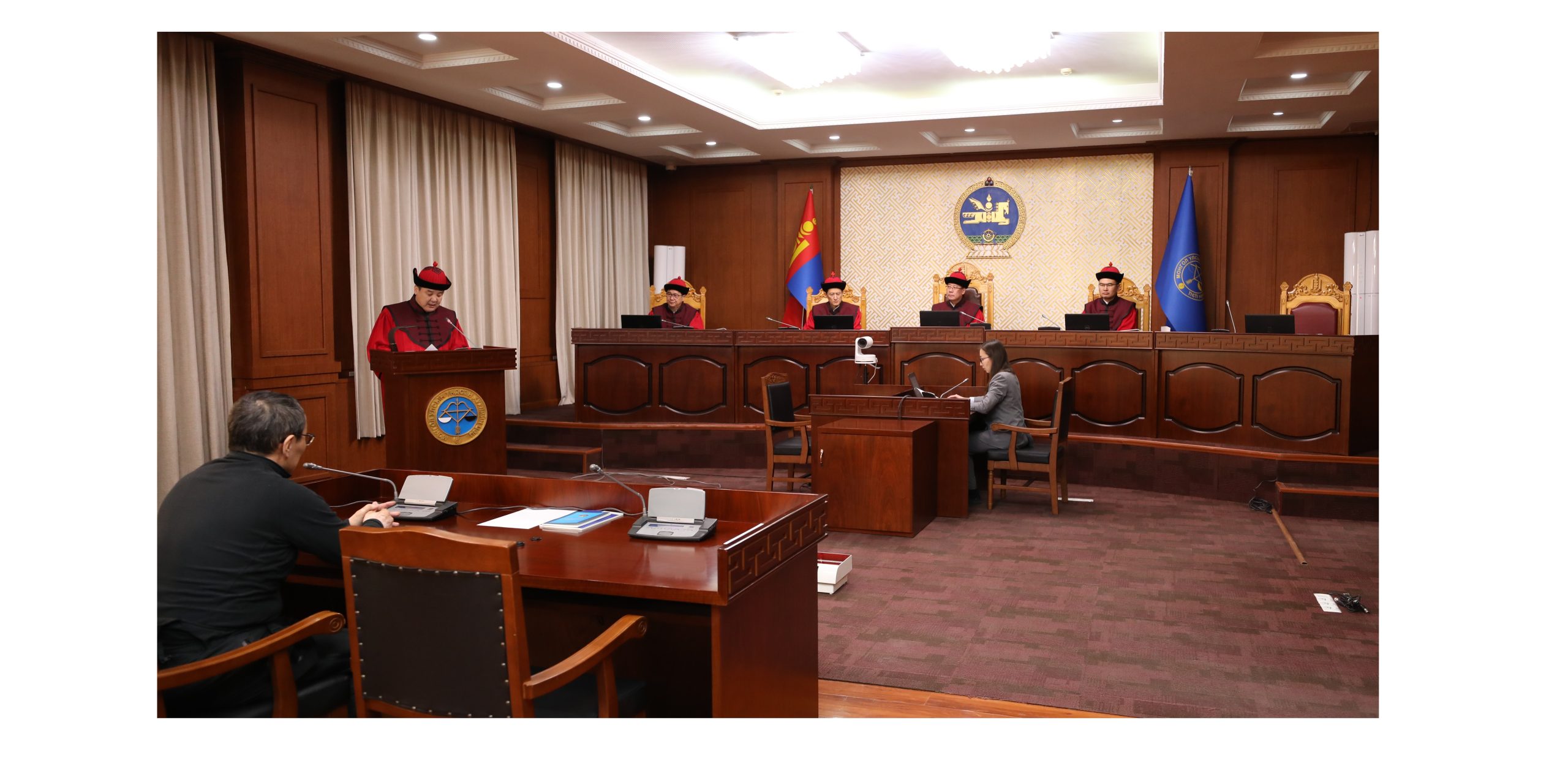 Read more about the article Монгол Улсын Үндсэн хуулийн цэцийн дунд суудлын хуралдаан боллоо