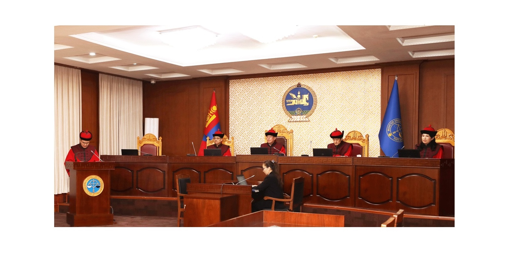 Read more about the article Үндсэн хуулийн цэцийн дунд суудлын хуралдаан боллоо