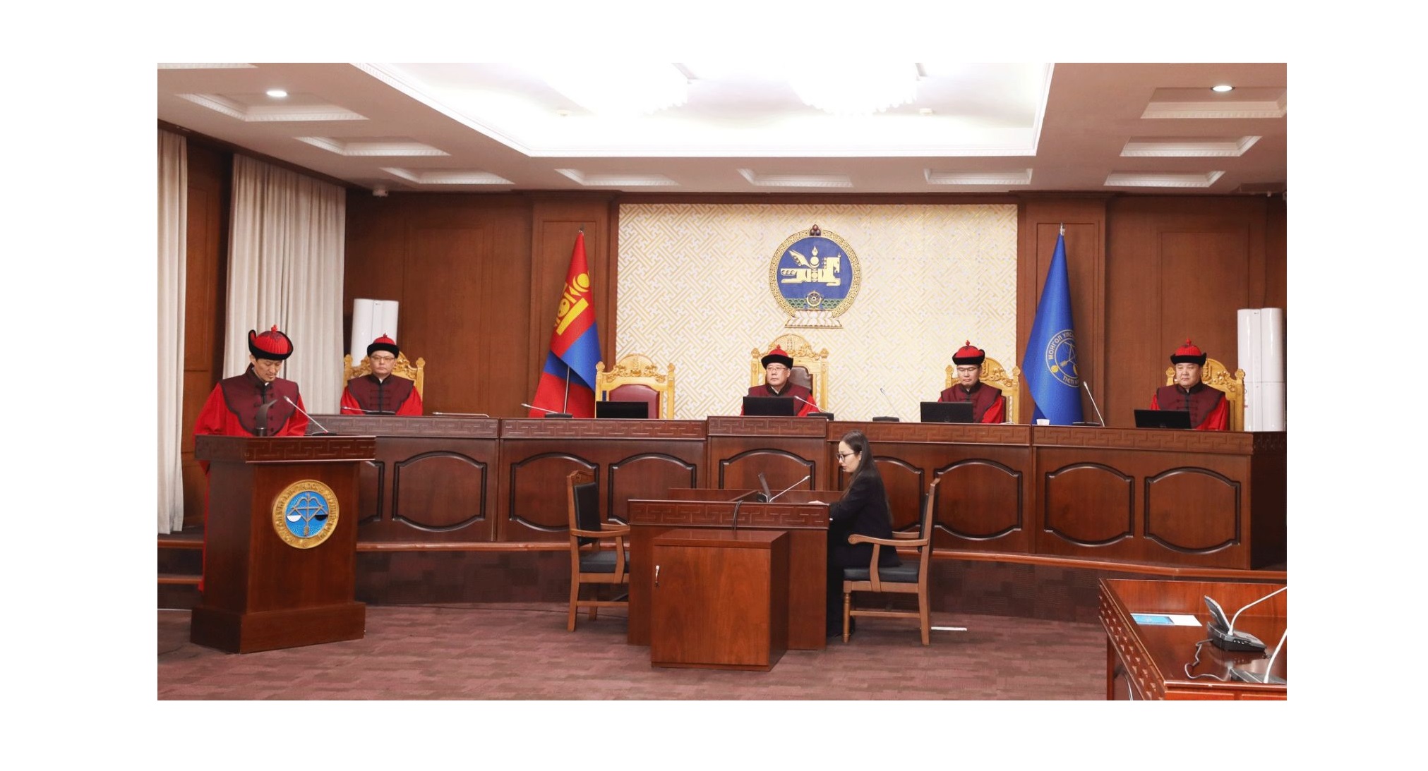 Read more about the article Үндсэн хуулийн цэцийн дунд суудлын хуралдаан боллоо 