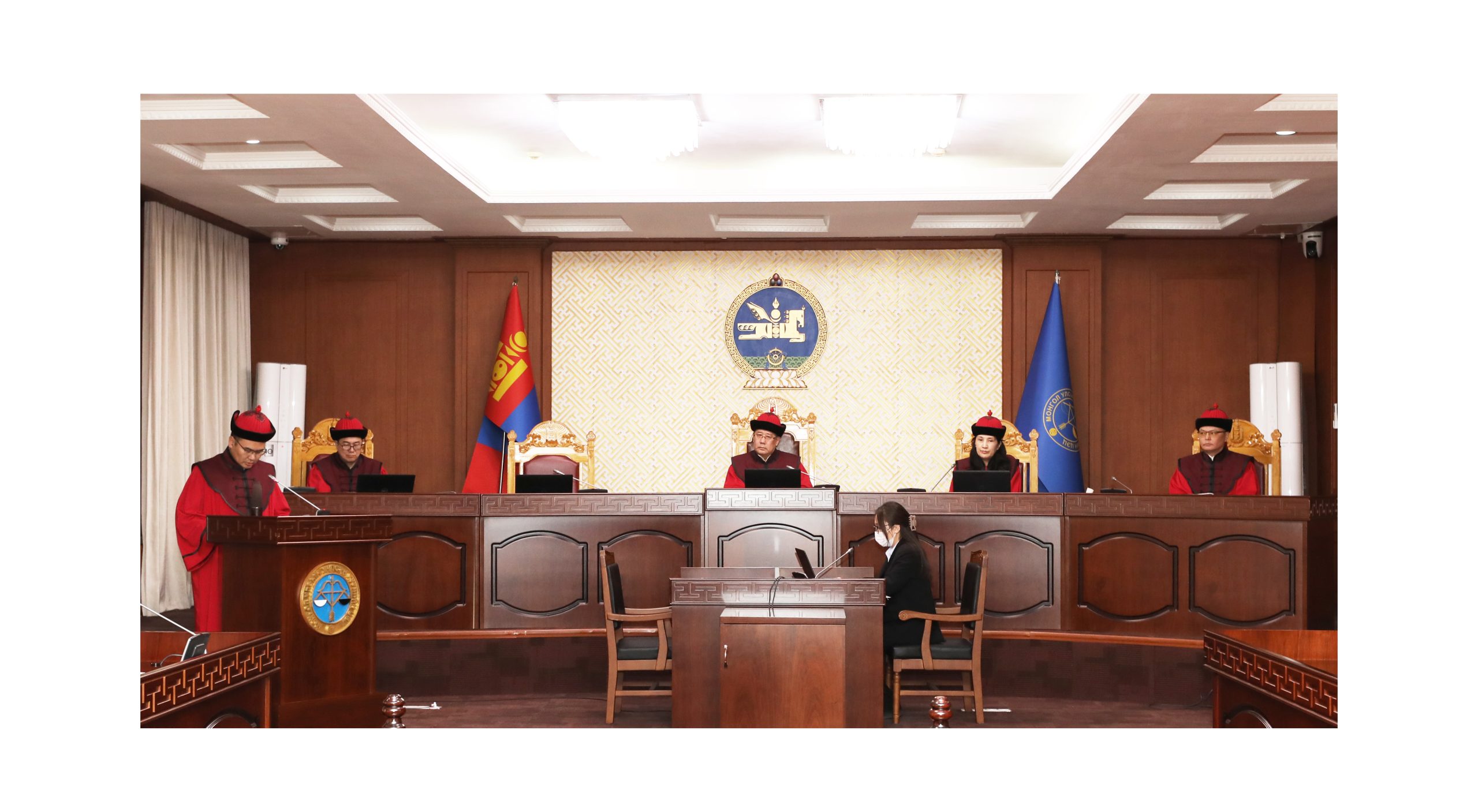 Read more about the article Үндсэн хуулийн цэцийн дунд суудлын хуралдаан боллоо