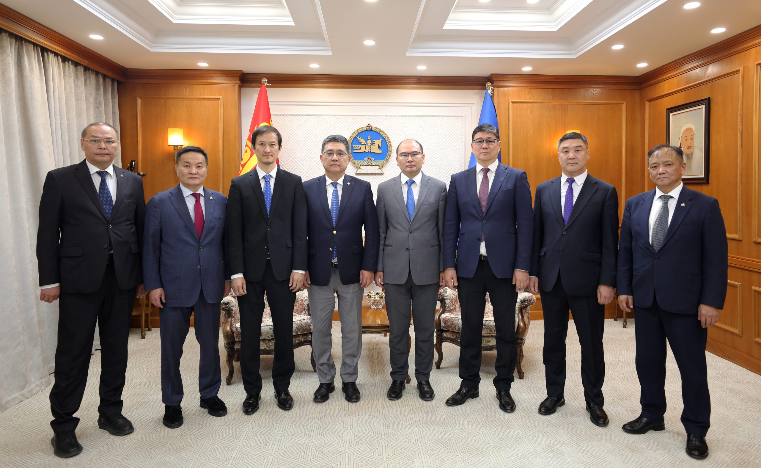 Read more about the article Үндсэн хуулийн цэцийн гишүүний энгэрийн тэмдгийг гардуулав