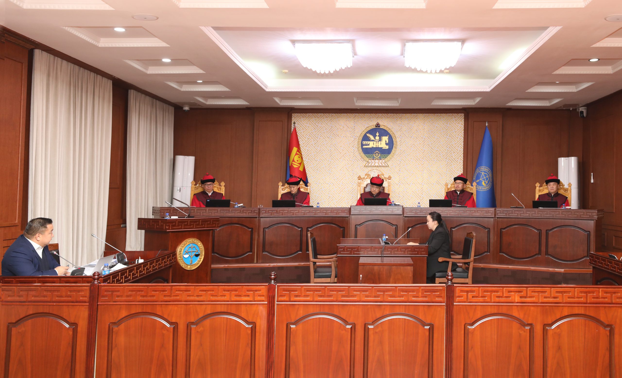 Read more about the article Үндсэн хуулийн цэцийн дунд суудлын хуралдаан боллоо